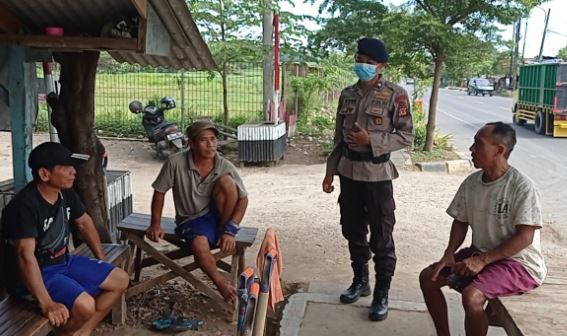 satbrimob polda jabar sampaikan himbauan prokes pada warga desa cilodong 9066