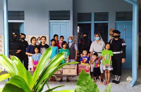 satbrimob polda kalbar berbagi sembako kepada panti asuhan 18255