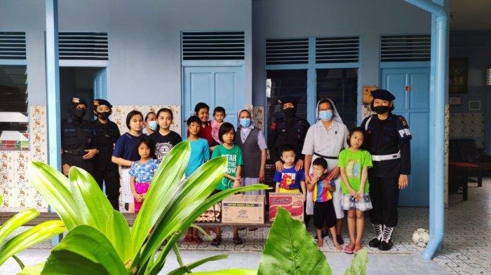satbrimob polda kalbar berbagi sembako kepada panti asuhan 18255