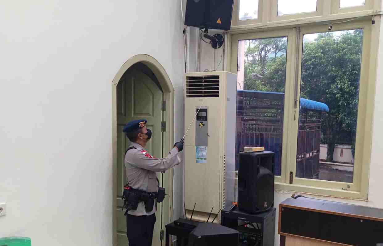 satbrimob polda kalbar lakukan sterilisasi beberapa gereja 73710