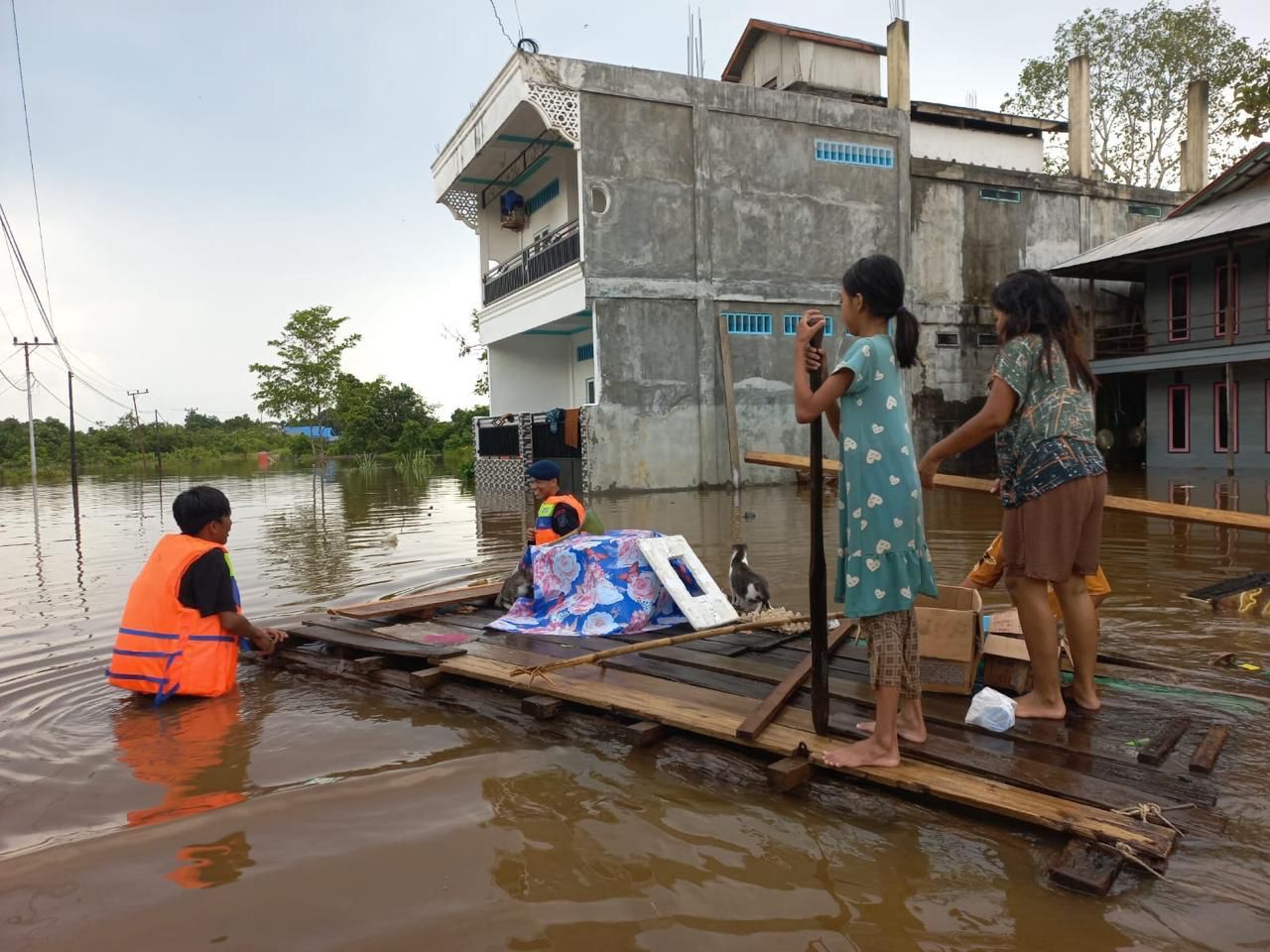 satbrimob polda kalteng bantu evakuasi korban banjir murung raya 79813