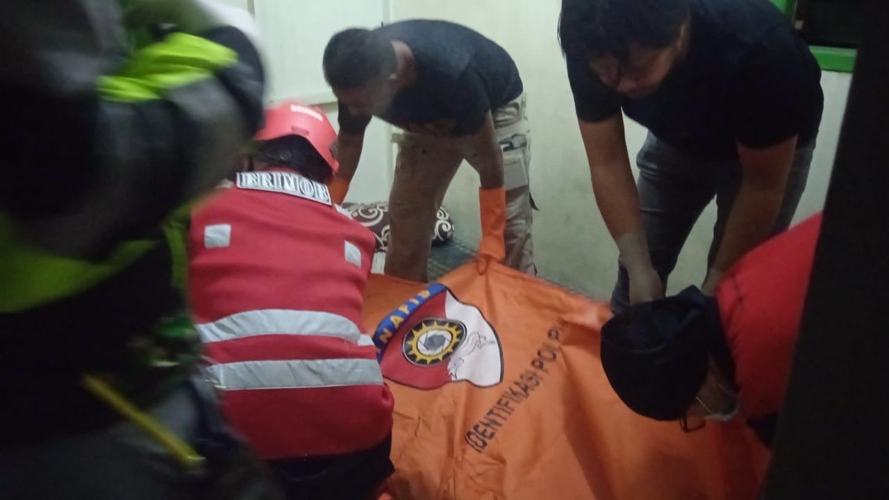 satbrimob polda kaltim evakuasi penemuan mayat di balikpapan 76443