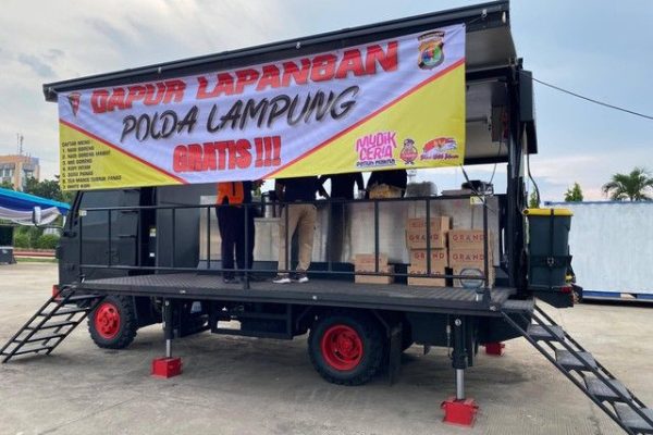 satbrimob polda lampung dirikan dapur lapangan untuk pemudik dan petugas pengamanan mudik lebaran 2024 72594
