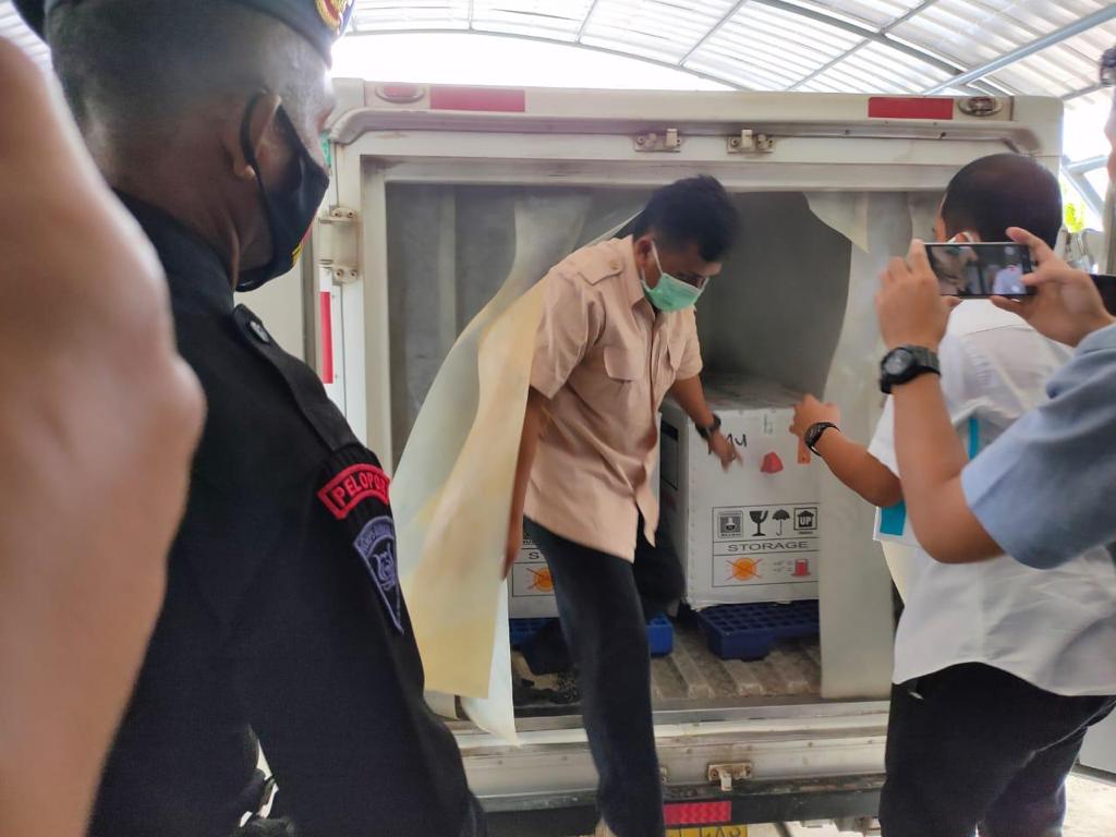 satbrimob polda sulbar kawal vaksin virus corona 33116