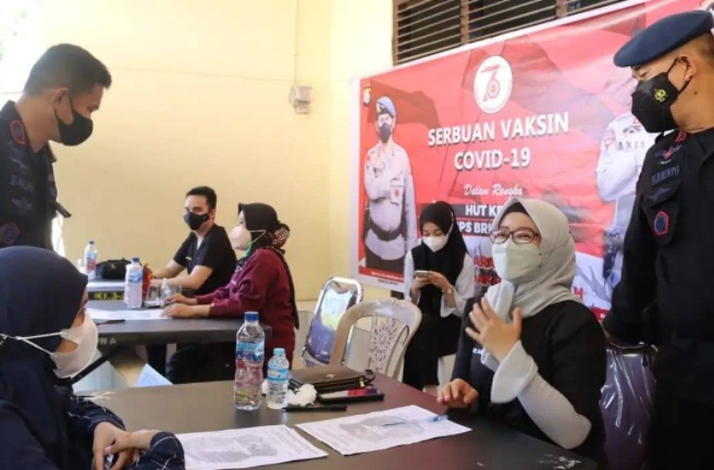 satbrimob polda sulsel gelar serbuan vaksin covid 19 bagi masyarakat umum 24890