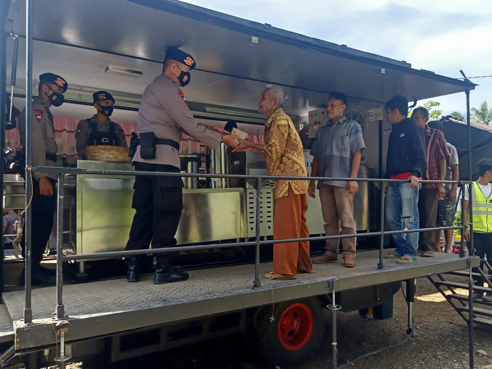 satbrimob polda sumbar hadirkan mobil dapur dan mobil air untuk dikonsumsi 18261