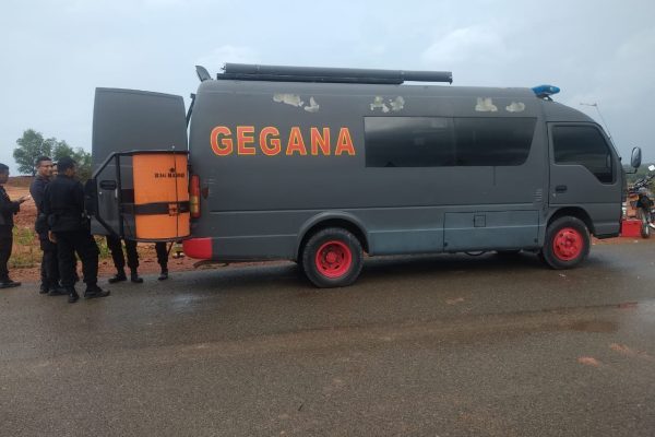 satbrimobda polda jabar hancurkan temuan granat di ladang perkebunan warga 13035