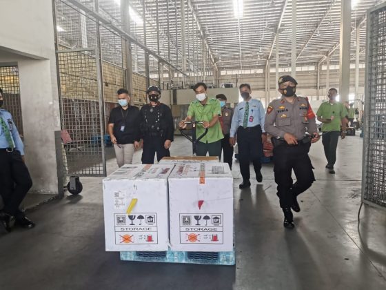 satbrimobda sumut kawal kedatangan vaksin astra zeneca ke gudang dinkes prov sumut 26555