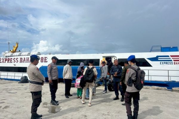 satgas banops ditpolairud ops lilin turangga amankan arus mudik di pelabuhan tenau kupang 82388