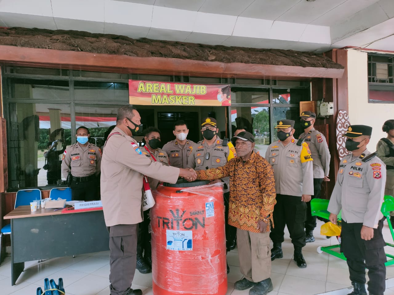 satgas bimas noken operasi damai cartenz 2022 menyerahkan bantuan alat alat perkebunan pertanian dan peternakan kepada masyarakat pegunungan bintang 45550