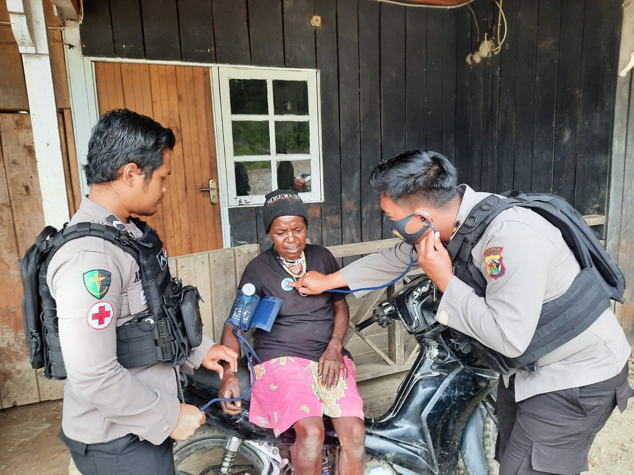 satgas binmas berikan pelayanan kesehatan gratis di kabupaten puncak 45546