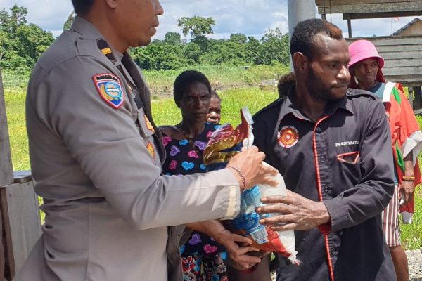 satgas binmas noken wilayah yahukimo laksanakan program peka guna menjaga kamtibmas tetap kondusif 46142