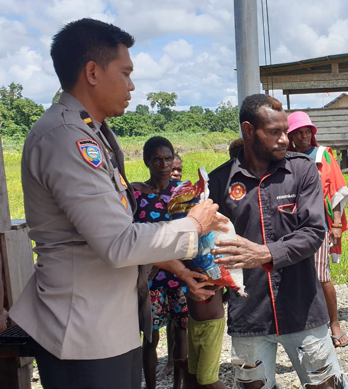 satgas binmas noken wilayah yahukimo laksanakan program peka guna menjaga kamtibmas tetap kondusif 46142