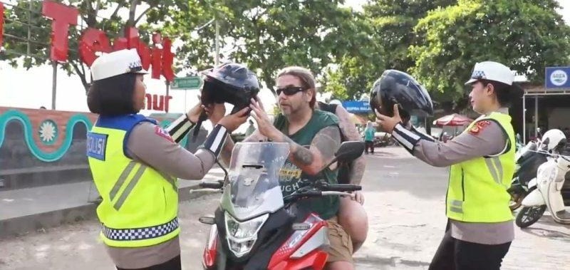 satgas kamseltibcarlantas operasi omb polda bali ajak wisatawan tertib berlalulintas 68900