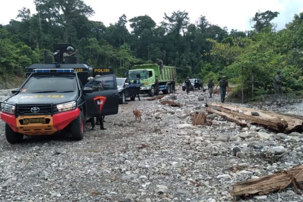 satgas nemangkawi dan belukar berhasil evakuasi karyawan pt indopapua di dekai yahukimo 26897