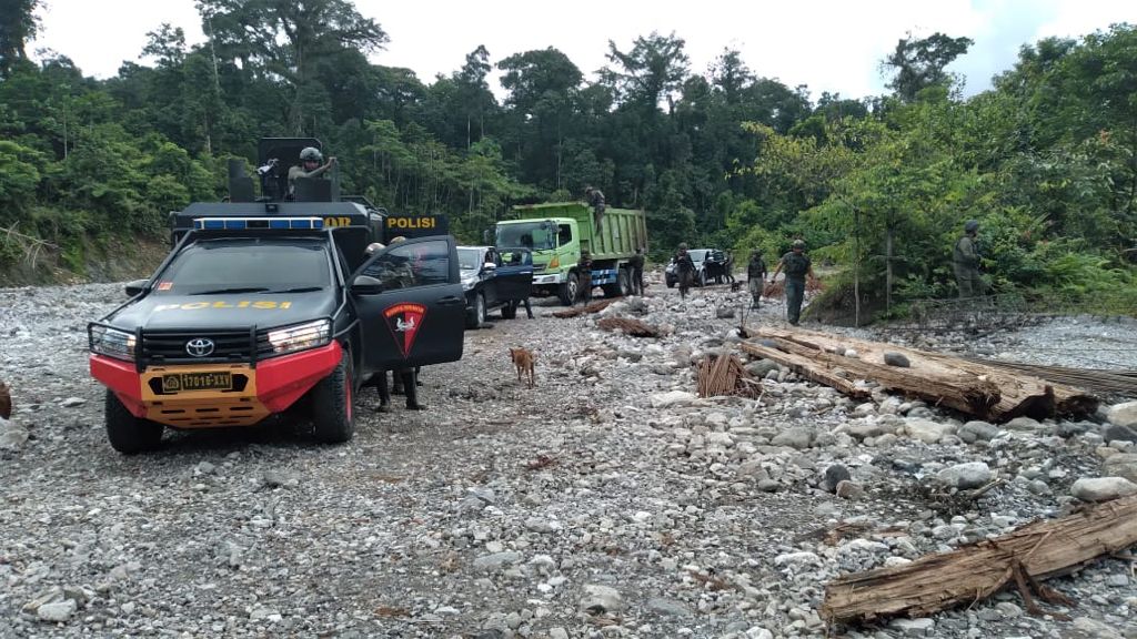 satgas nemangkawi dan belukar berhasil evakuasi karyawan pt indopapua di dekai yahukimo 26897