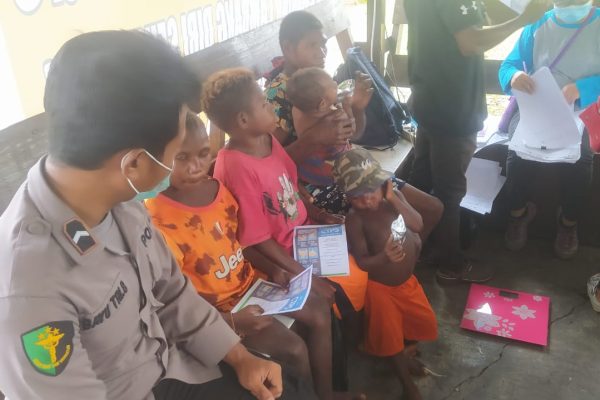 satgas ops damai cartenz bersama puskesmas dekai berikan pelayanan kesehatan bagi masyarakat yahukimo 45823