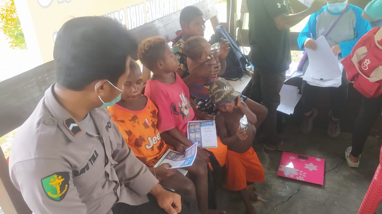 satgas ops damai cartenz bersama puskesmas dekai berikan pelayanan kesehatan bagi masyarakat yahukimo 45823