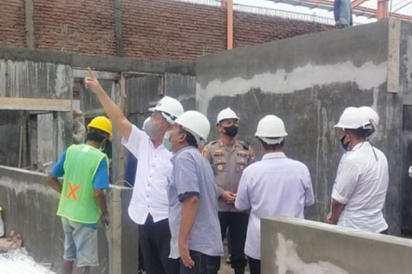 satgas pen mabes polri bersama apip tinjau langsung pembangunan pasar bayeman di probolinggo 25247