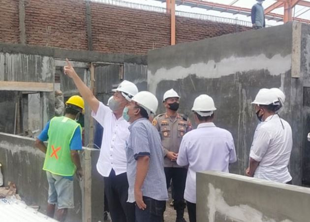 satgas pen mabes polri bersama apip tinjau langsung pembangunan pasar bayeman di probolinggo 25247