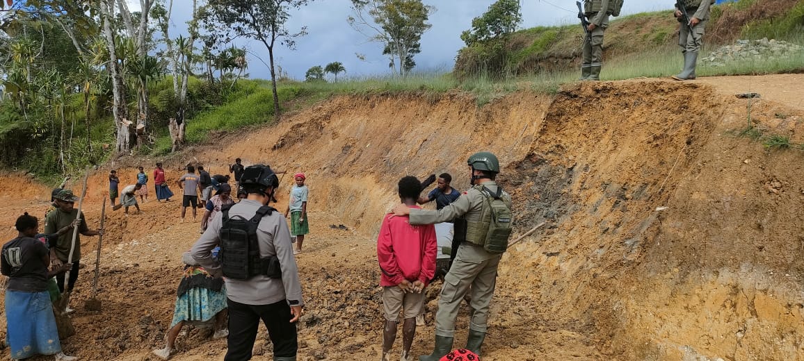satgas tindak operasi damai cartenz 2024 bersama polsek kiwirok laksanakan patroli sambang 76484