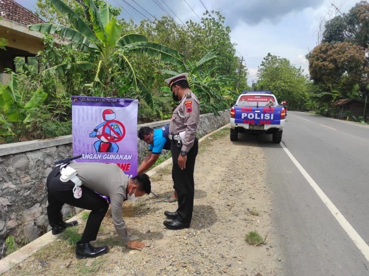 satlantas blora ajak warga jaga keselamatan dengan memasang banner imbauan 20329