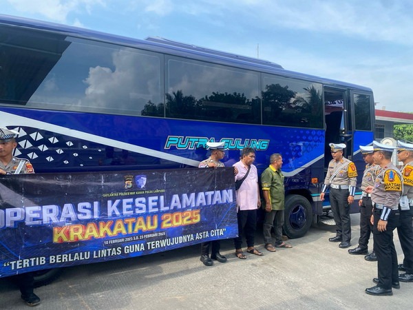 satlantas polres way kanan berikan himbauan ke pengguna jalan dalam operasi keselamatan krakatau 2025 84513