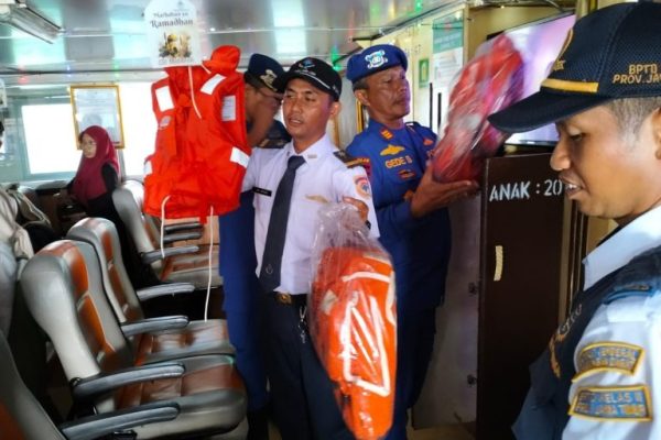 satpolairud cek sarana keselamatan penumpang mudik gratis kapal kmp wicitra darma 1 72145