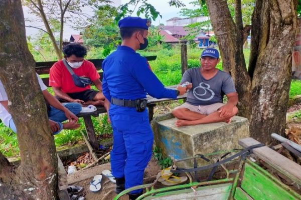 satpolairud polres seruyan polda kalteng mengimbau masyarakat agar mematuhi prokes untuk mengurangi penyebaran covid 19 21237