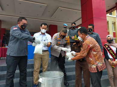 save 14217 lives from the danger of drugs central sulawesi regional police destroyed evidence of methamphetamine weighing 1 7 kg 40852