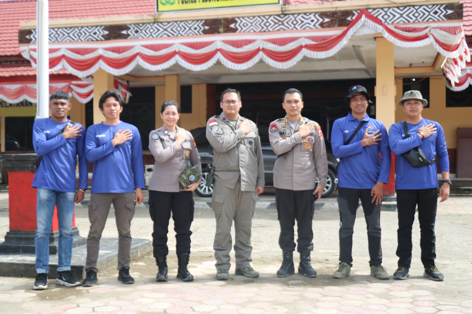 sebagai bentuk perhatian kasatgas humas odc 2024 kunjungi anggotanya di distrik oksibil kabupaten pegunungan bintang 70731