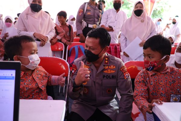sebanyak 1 146 dosis bagi pelajar kapolda banten tinjau vaksinasi massal serentak di sd negeri bujanggadung cilegon 34488