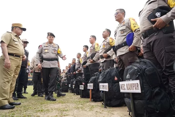 sebanyak 1 664 personel siap amankan tempat pemungutan suara pemilu 2024 di riau 70087