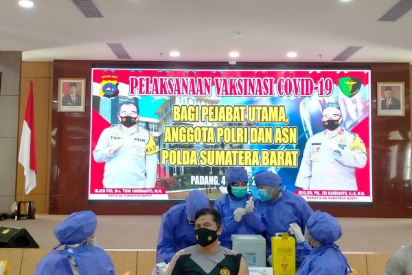 sebanyak 10 441 personel polda sumbar laksanakan vaksinasi covid 19 30719
