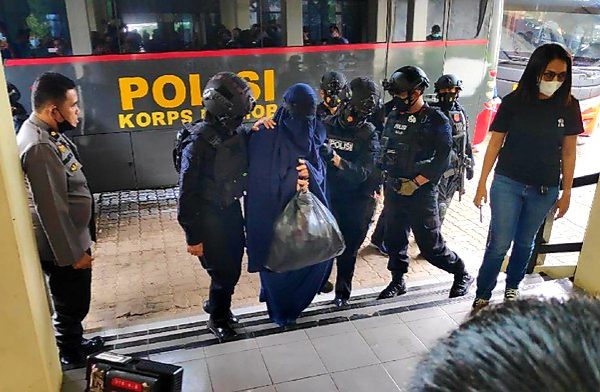 sebanyak 19 tersangka teroris di makassar dibawa densus 88at ke jakarta hari ini 30432