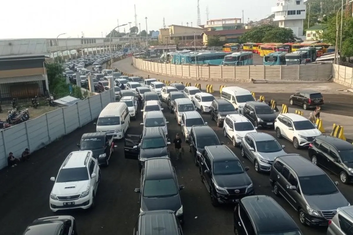 sebanyak 4 964 unit kendaraan r4 menyeberang merak bakauheni 68088