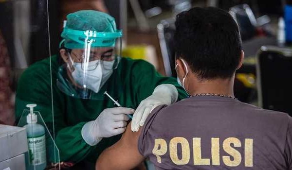 sebanyak 603 personel polda sulsel laksanakan suntik vaksin covid 19 9028