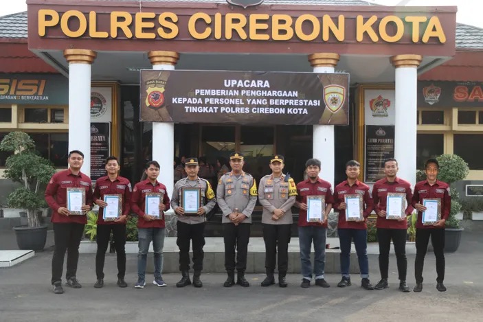 sebanyak 8 personel humas diberi penghargaan oleh kapolres cirebon kota 69055