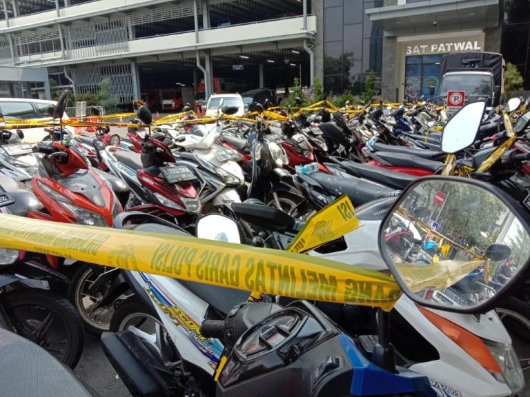 sejumlah kendaraan ditinggal saat unjuk rasa tolak uu cipta kerja polisi ikuti prosedur dan silahkan ambil di polda metro jaya 32422