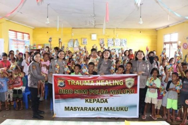 selain salurkan bansos polda maluku juga laksanakan trauma healing kepada anak terdampak banjir di negeri rohomoni dan haruku 48784
