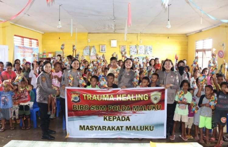selain salurkan bansos polda maluku juga laksanakan trauma healing kepada anak terdampak banjir di negeri rohomoni dan haruku 48784