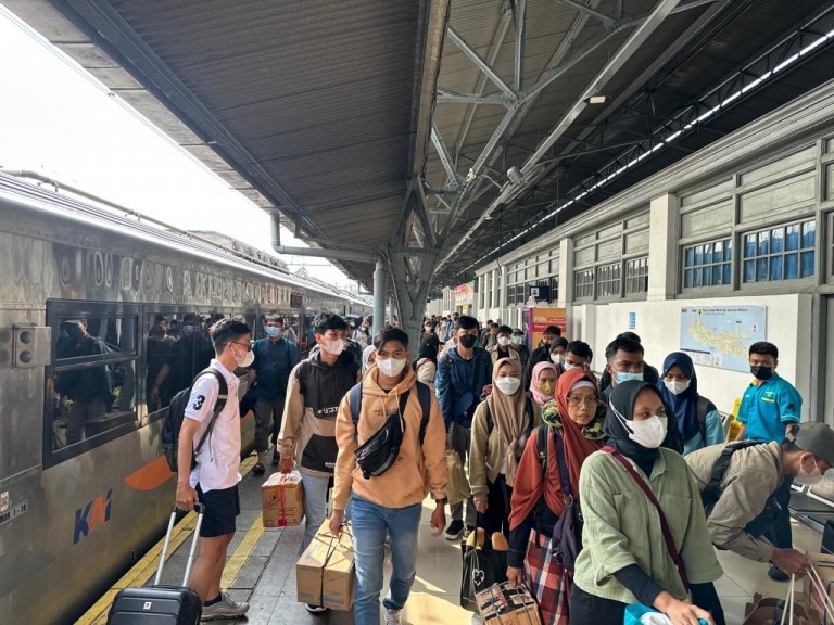 selama libur nataru sebanyak 12 juta tiket kereta api terjual 67793