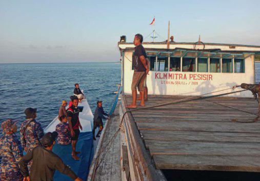 sempat hilang kontak tim sar ditpolairud polda sulbar berhasil temukan km mitra pesisir di perairan lamudaan 76894