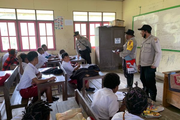 sentuh pendidikan di pedalaman papua binmas noken ops damai cartenz hadir beri semangat belajar 45863