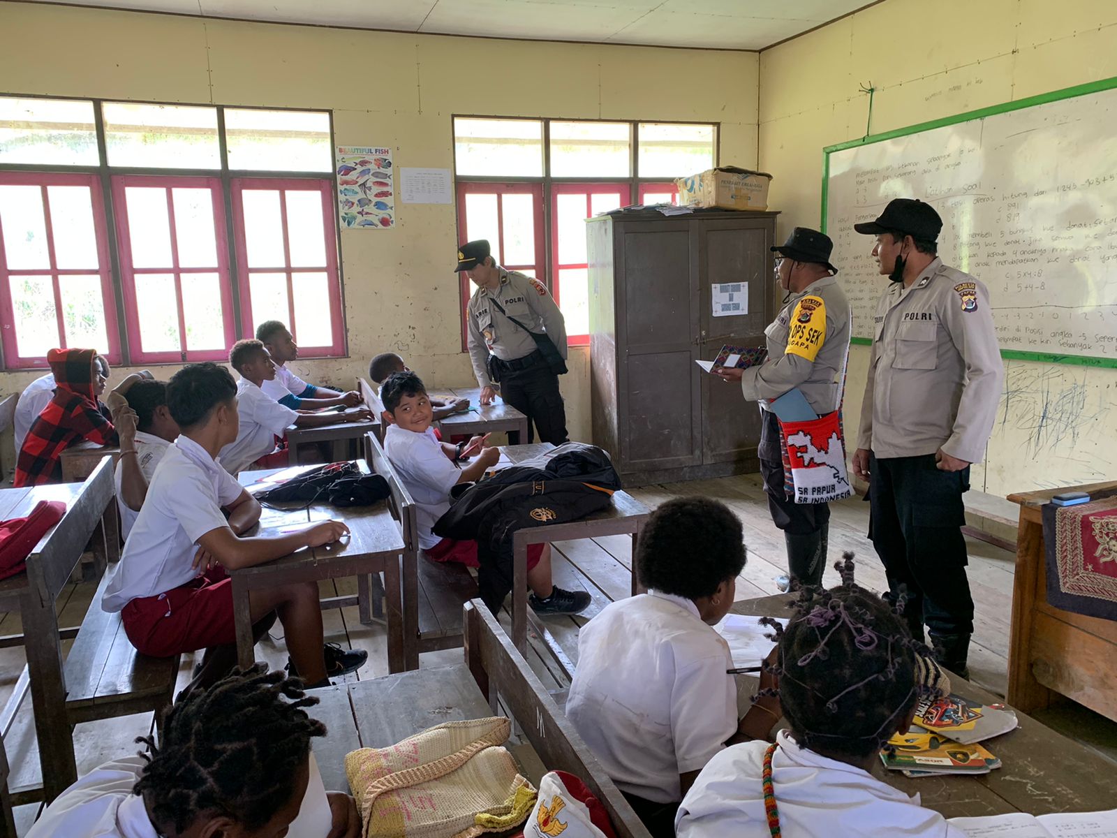sentuh pendidikan di pedalaman papua binmas noken ops damai cartenz hadir beri semangat belajar 45863