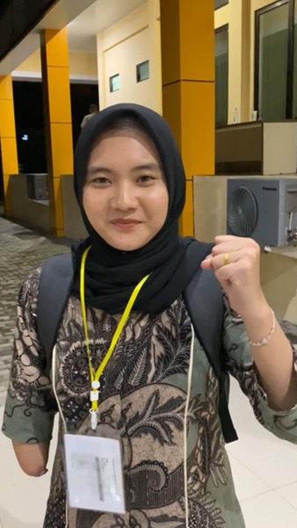 senyum semangat fatia casis disabilitas lulus menuju rikkes ii bintara polri 75071