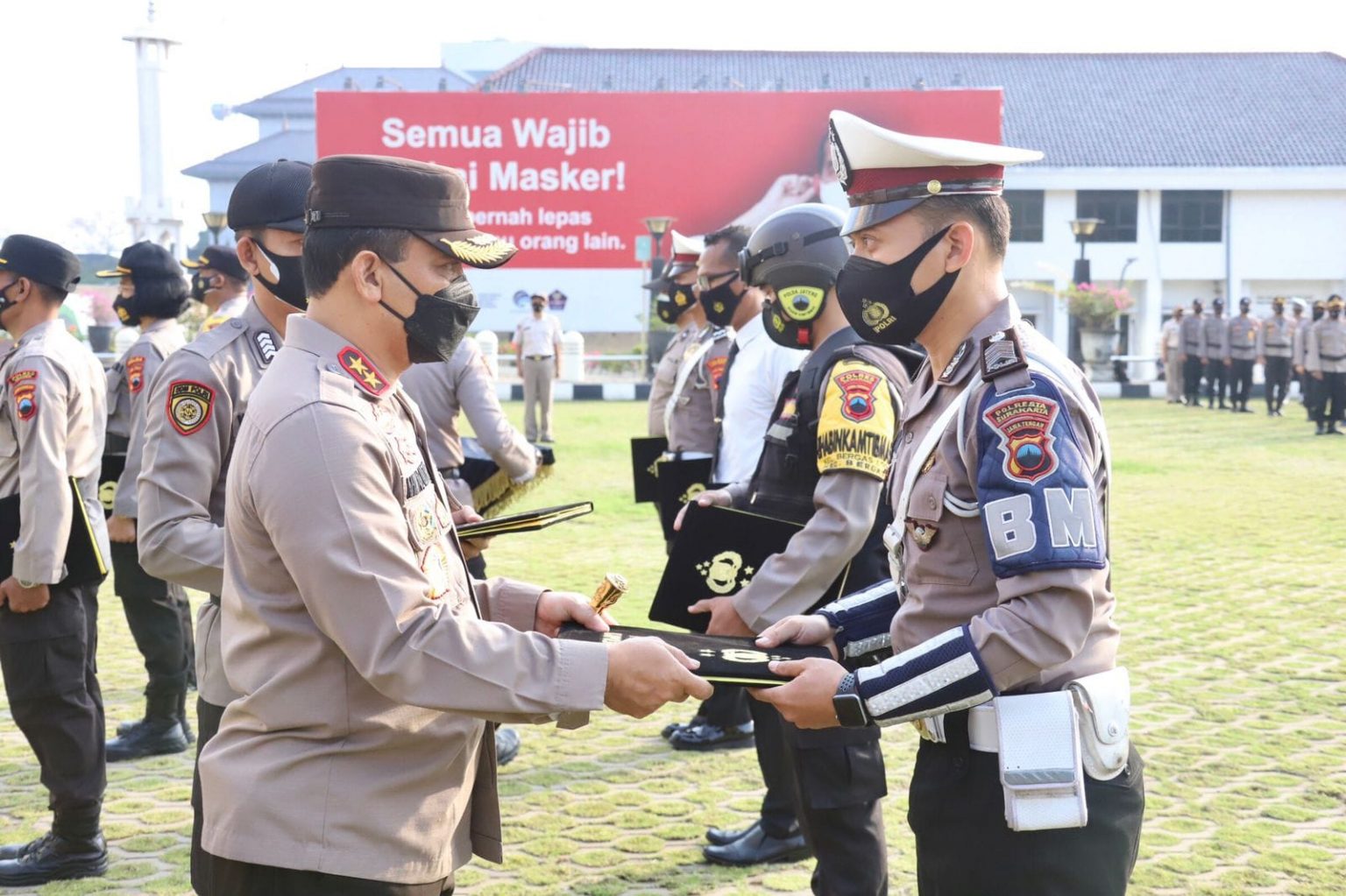 sepuluh anggota polda jateng terima penghargaan anggota terbaik dari kapolda 26906