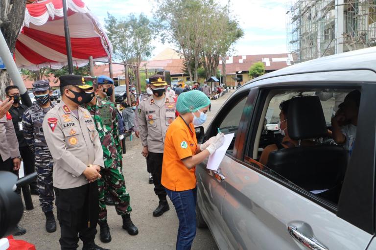 serbuan vaksinasi massal dalam rangka hari bhayangkara ke 75 polda ntt lampaui target 9348