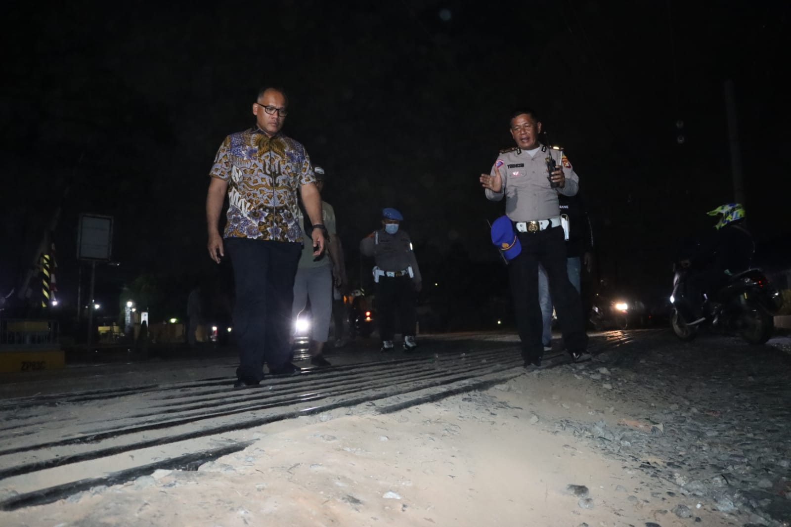sering memakan korban polisi lakukan pengecekan perlintasan kereta api cikarang 49622