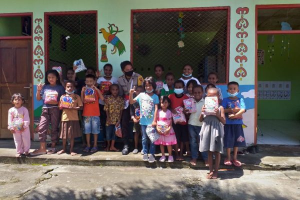 si ipar activity of noken community development unit bring police closer to kids of east koya paud 44424
